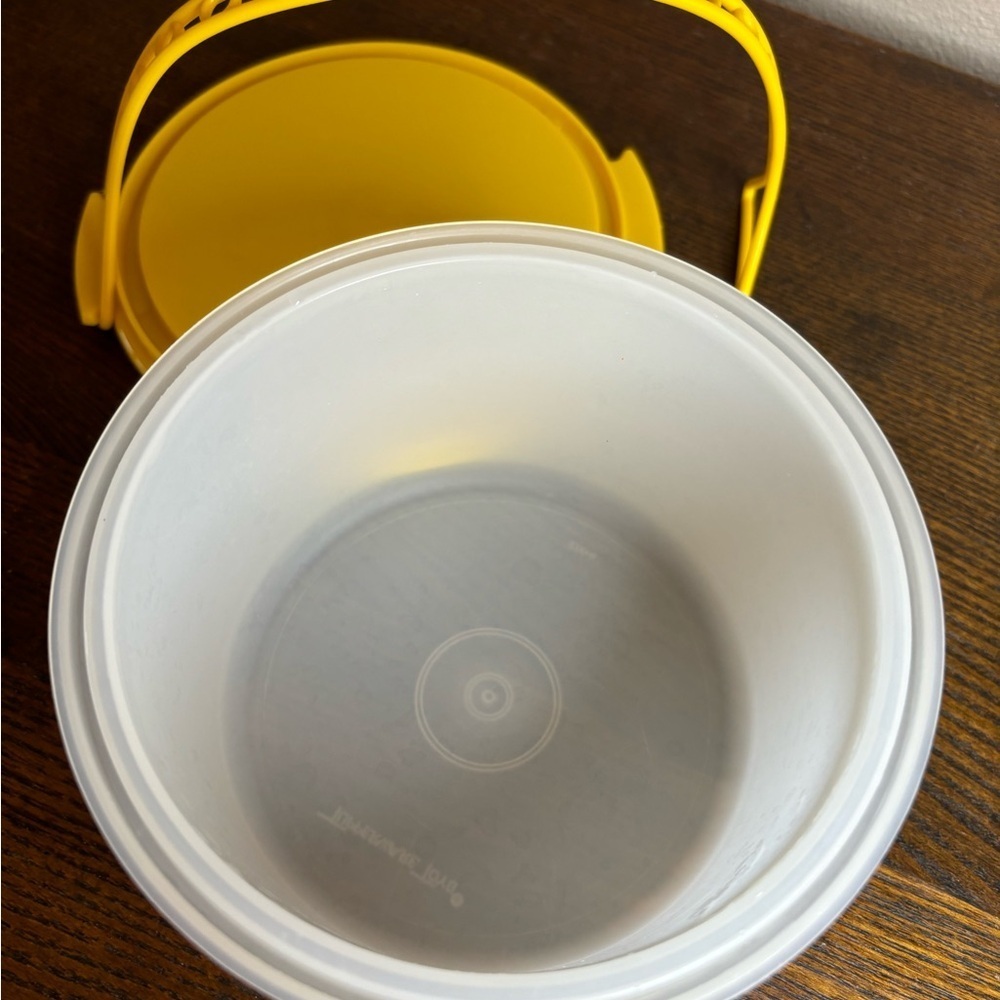 Vintage TUPPERWARE TOYS Kids MINI CAKE TAKER Carrier w/Lid & Handle Yellow 1498 - Picture 8 of 8